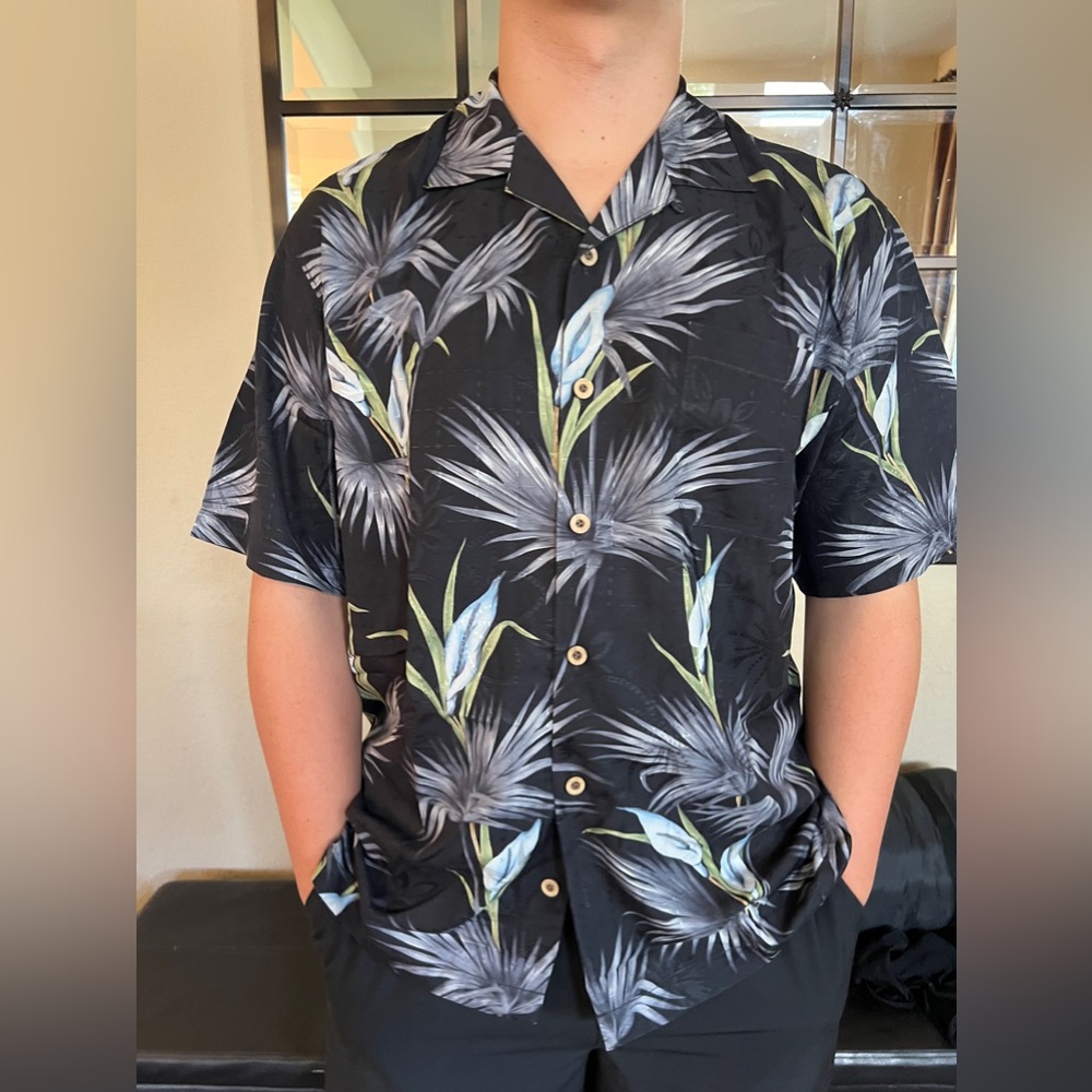 Men’s casual shirt sleeved Tommy Bahama silk, summer buttoned down shirt